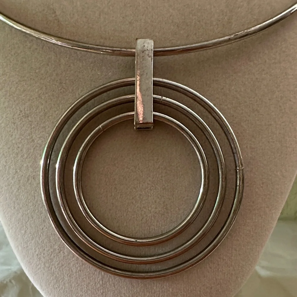 Chic Silver Triple Circle Necklace - Picture 2 of 4